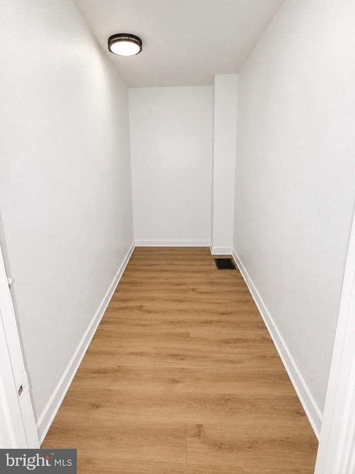 324 Smith St - Photo 6 of 13