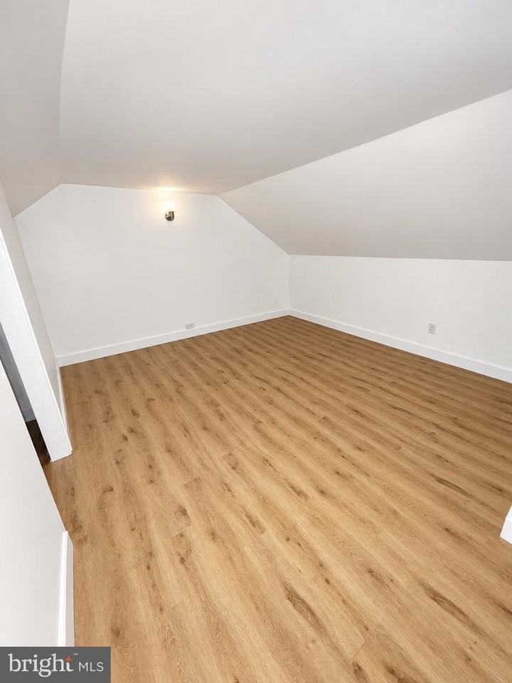 324 Smith St - Photo 7 of 13