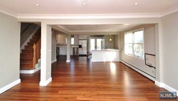 411 Oak St - Photo 2 of 14