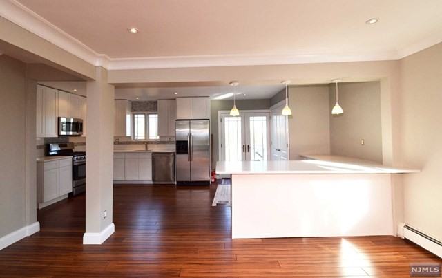 411 Oak St - Photo 3 of 14