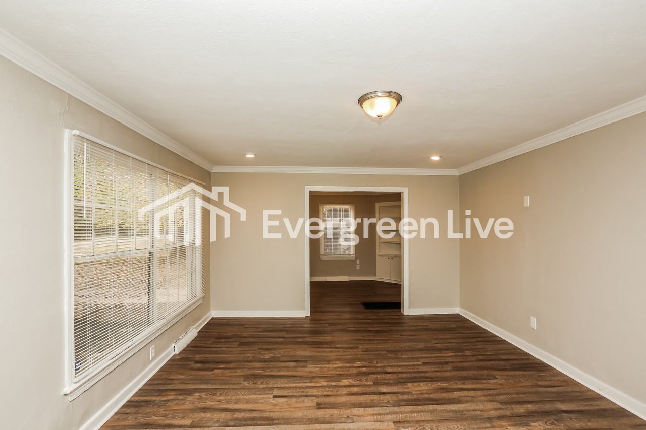 608 Colonial Cir - Photo 2 of 15