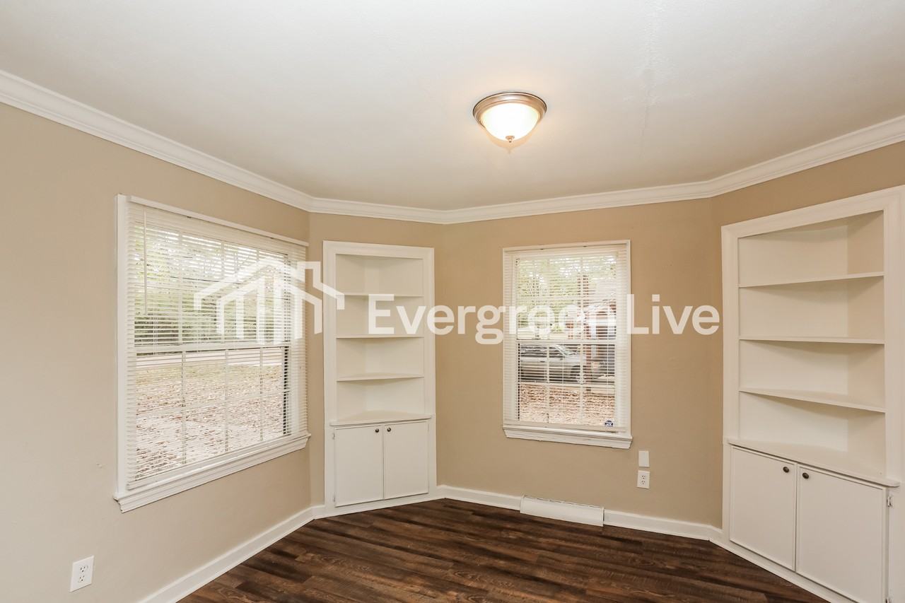 608 Colonial Cir - Photo 3 of 15