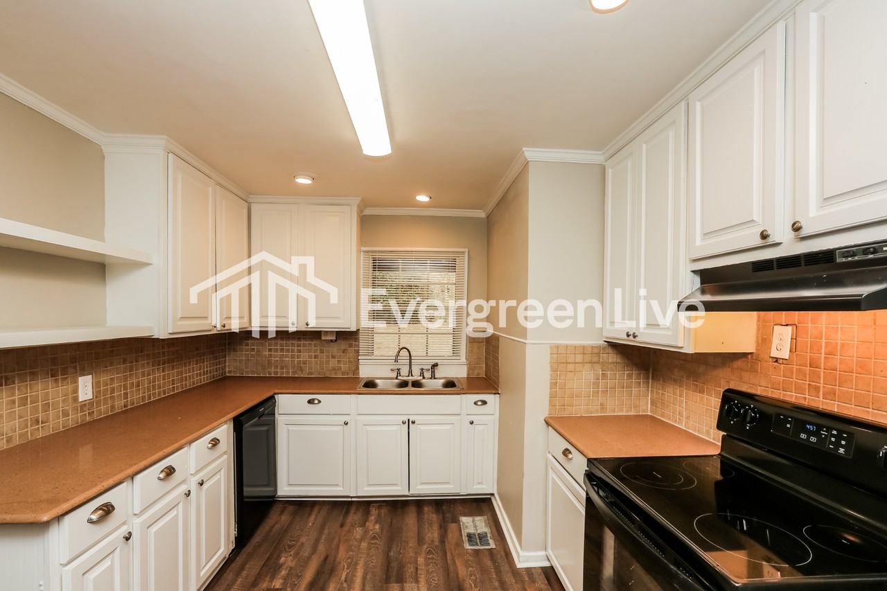 608 Colonial Cir - Photo 4 of 15
