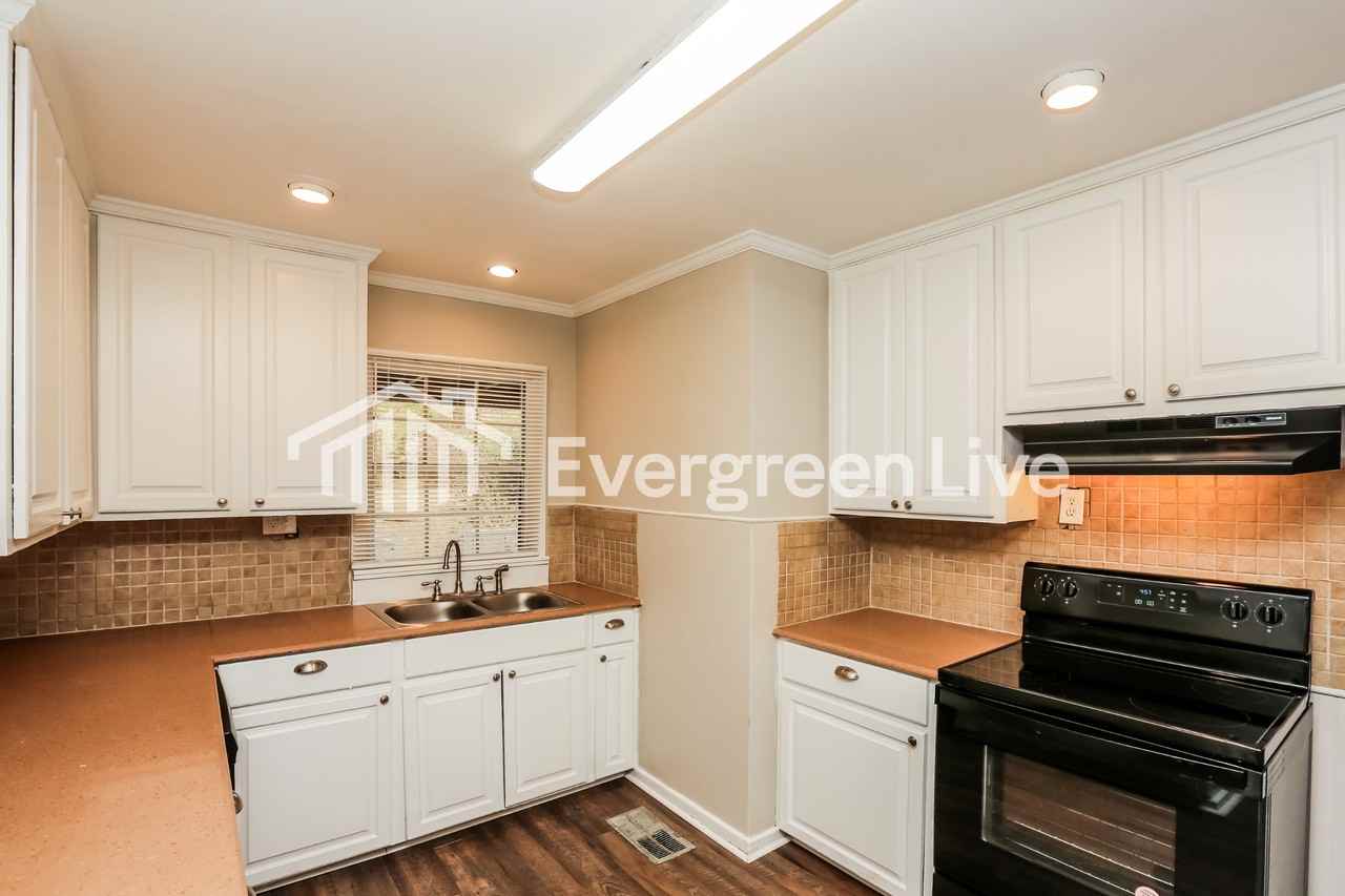 608 Colonial Cir - Photo 5 of 15