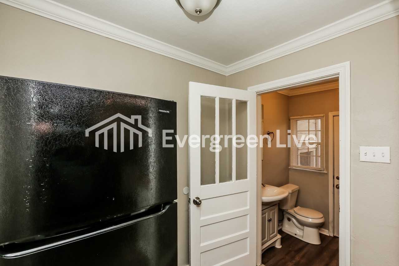 608 Colonial Cir - Photo 6 of 15