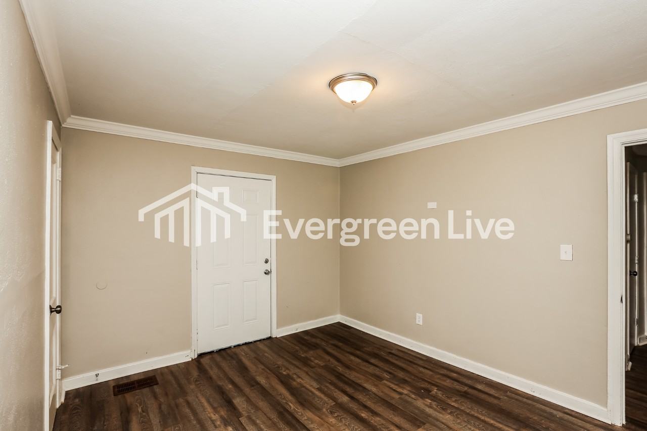 608 Colonial Cir - Photo 7 of 15