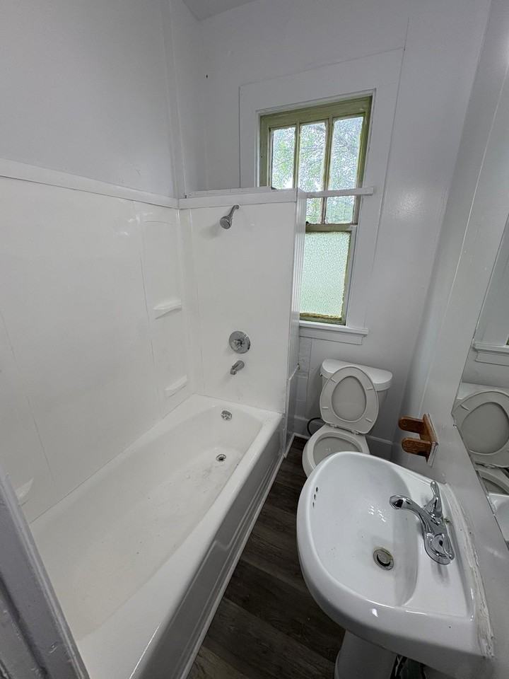 918 Walnut St - Photo 2 of 8