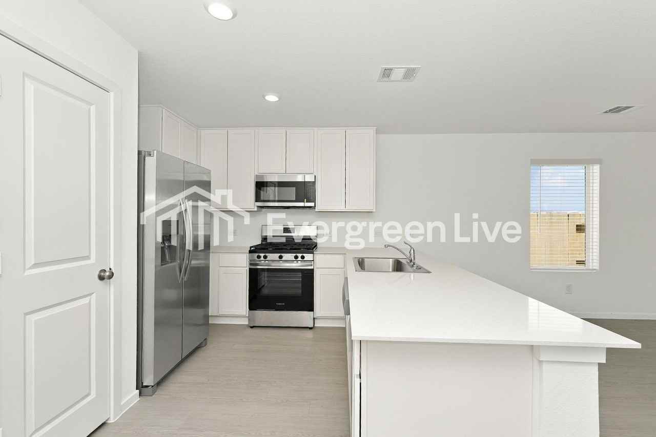 1614 Windrose Bnd - Photo 2 of 15