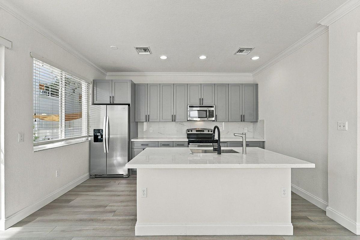712 Se 2nd St - Photo 2 of 14