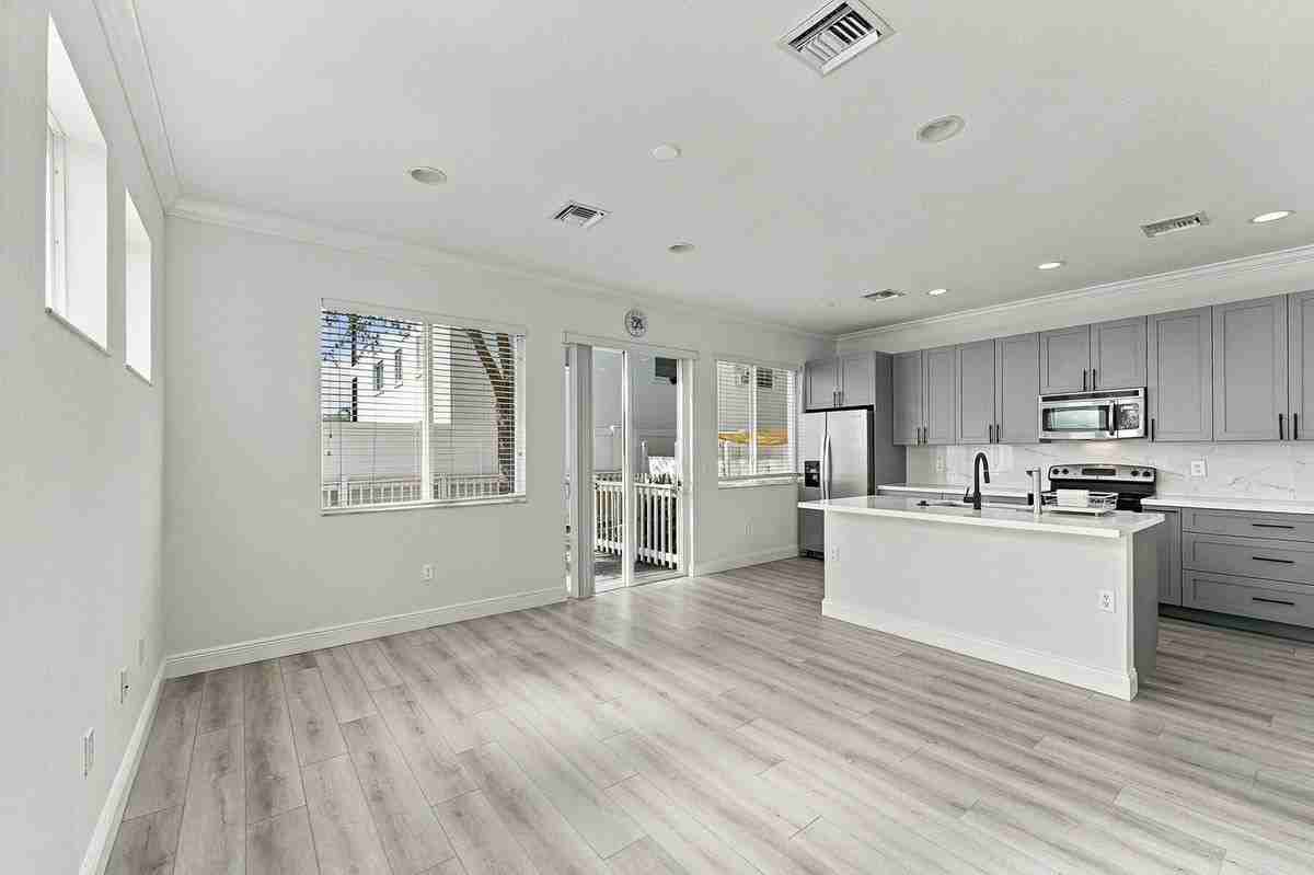 712 Se 2nd St - Photo 3 of 14