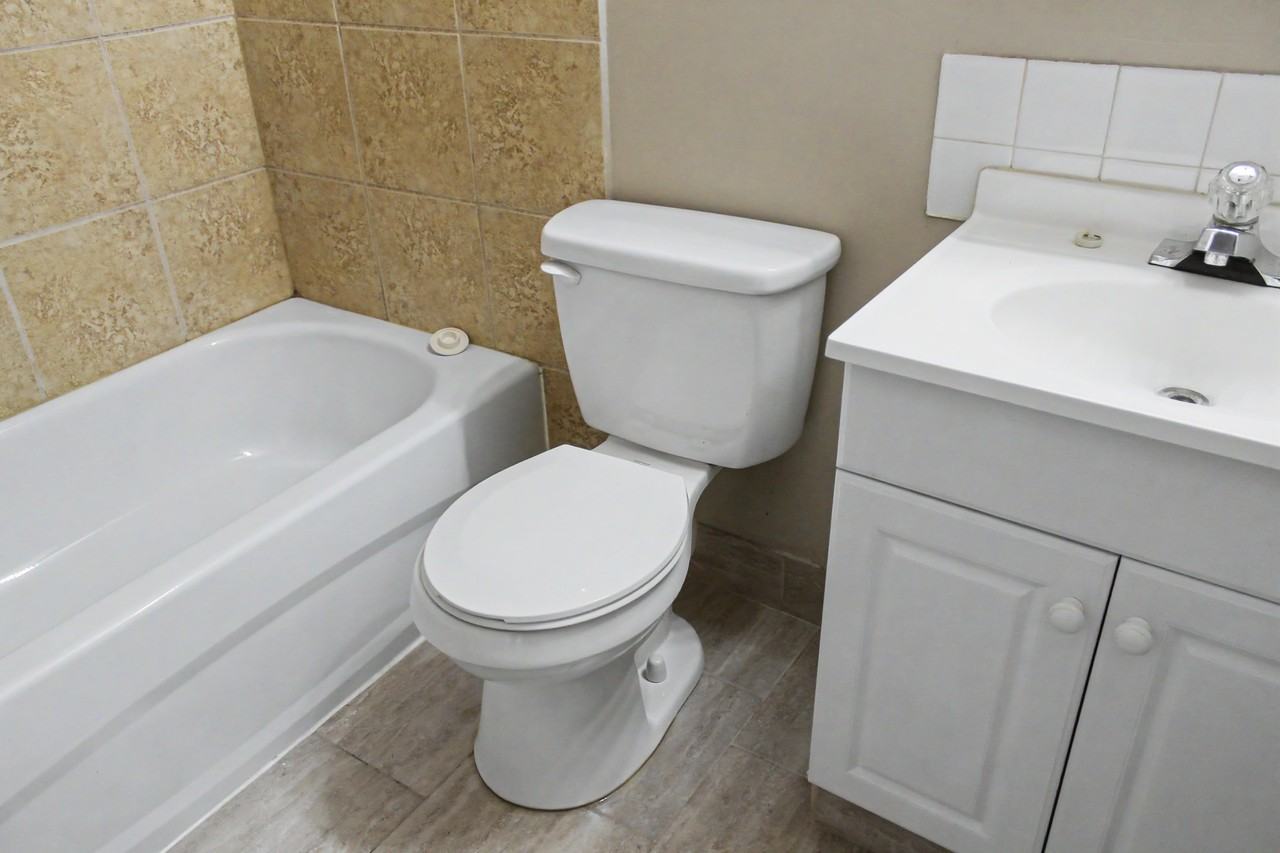 Berkley Manor Apartments - Photo 7 of 17