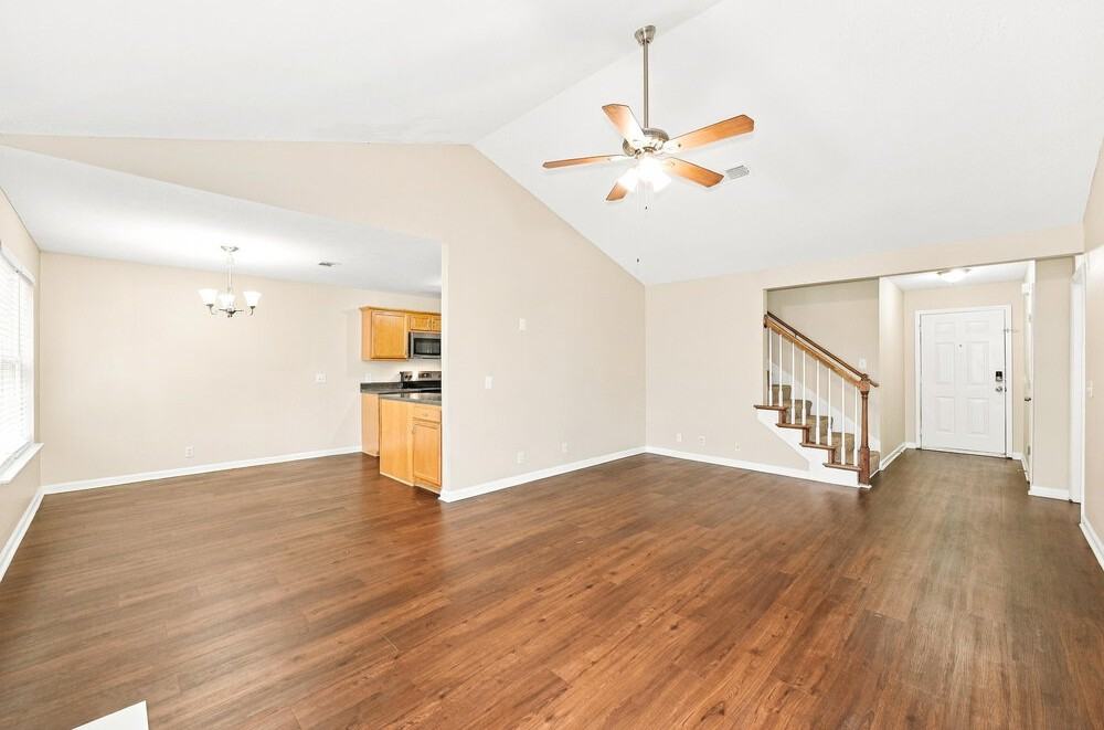 804 Winchester Close - Photo 4 of 17