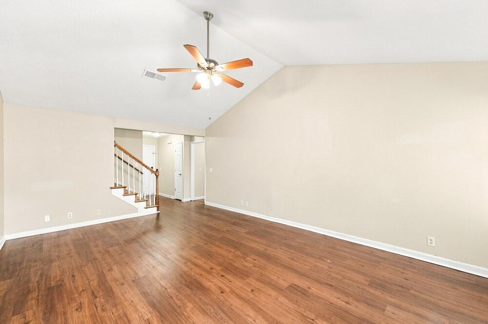 804 Winchester Close - Photo 5 of 17