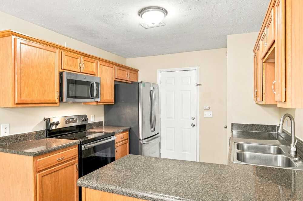 804 Winchester Close - Photo 7 of 17