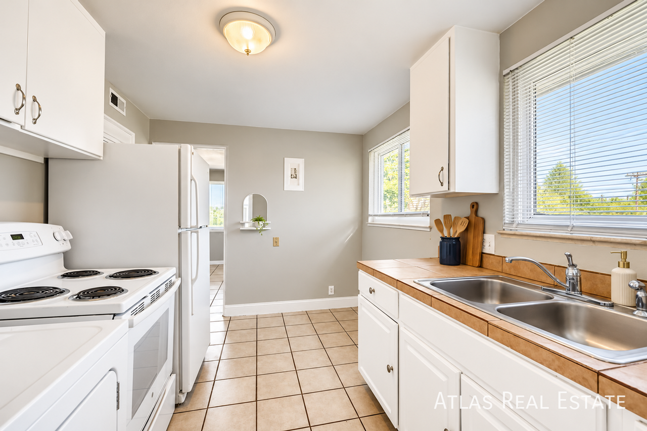 1383 Lansing St - Photo 4 of 16
