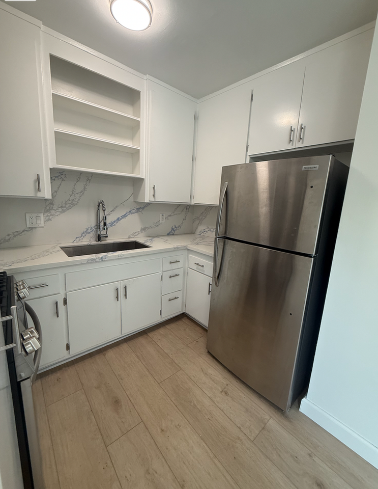416 Rose Ave #10 - Photo 4 of 8
