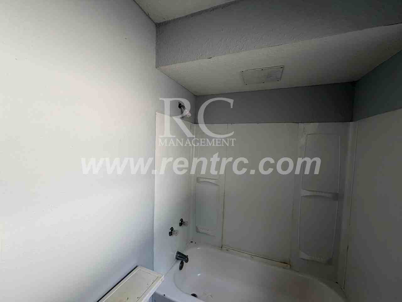 936 N Hazel St Apt C - Photo 4 of 9