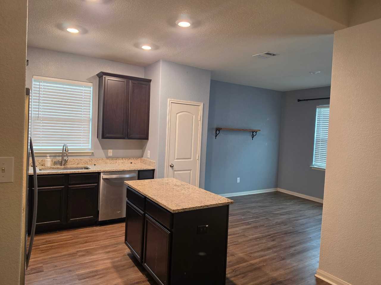 1663 Twin Estates Dr - Photo 5 of 9
