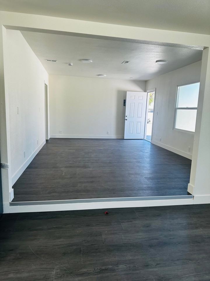 1705 N Sierra Way - Photo 2 of 11