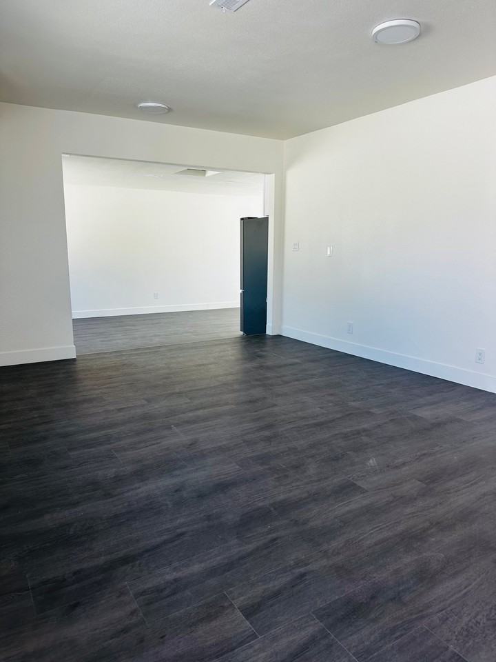 1705 N Sierra Way - Photo 3 of 11