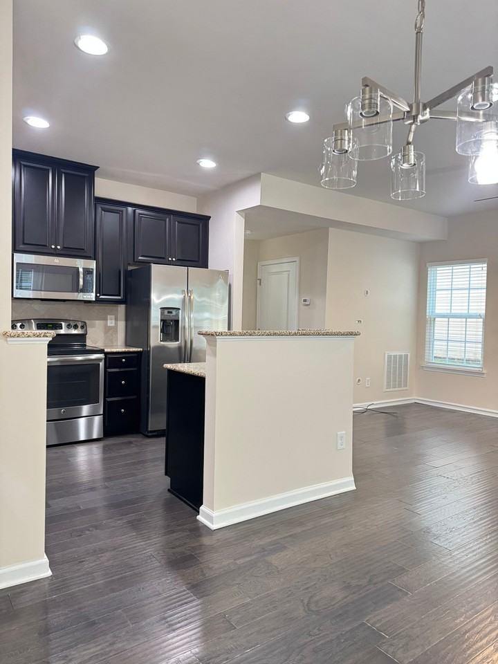 2455 Silverthorn Dr - Photo 3 of 20