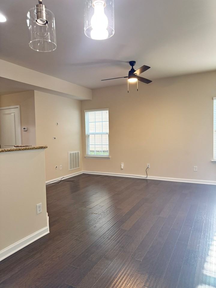 2455 Silverthorn Dr - Photo 4 of 20