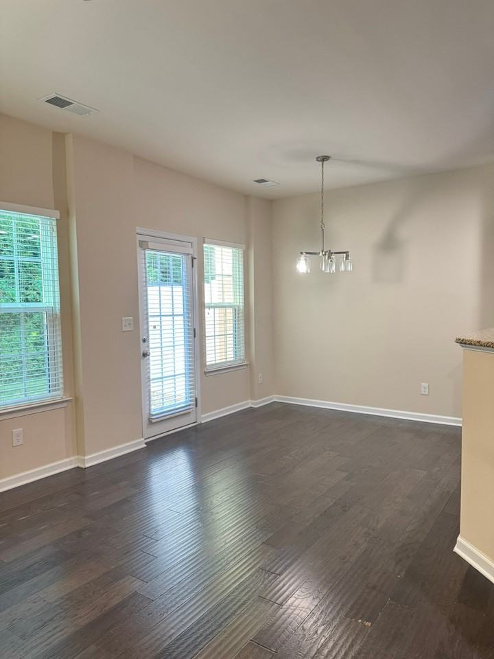 2455 Silverthorn Dr - Photo 5 of 20