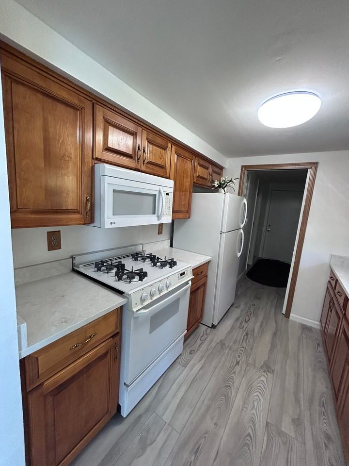 1127 Anderson Ave - Photo 3 of 12