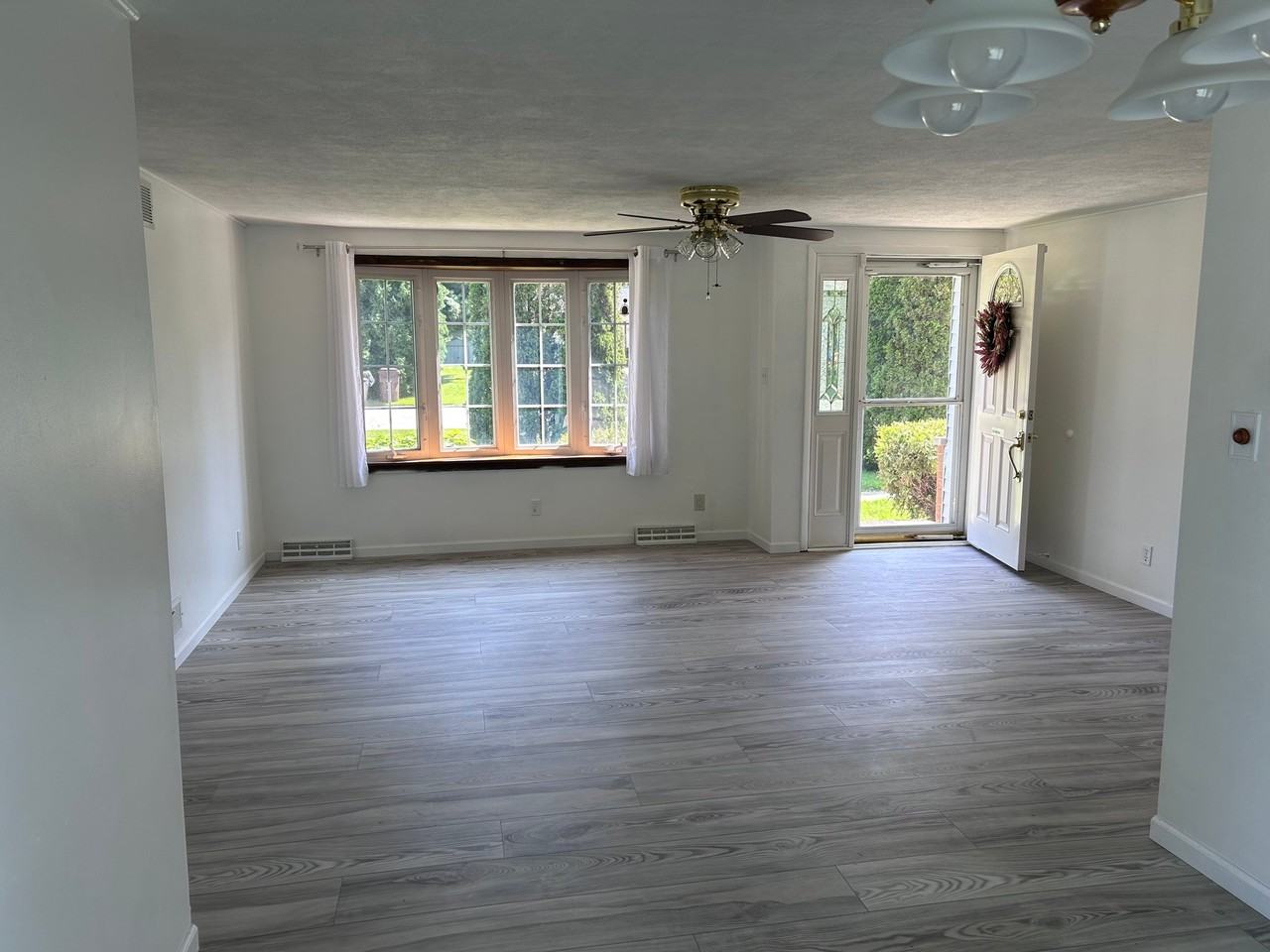 1127 Anderson Ave - Photo 4 of 12