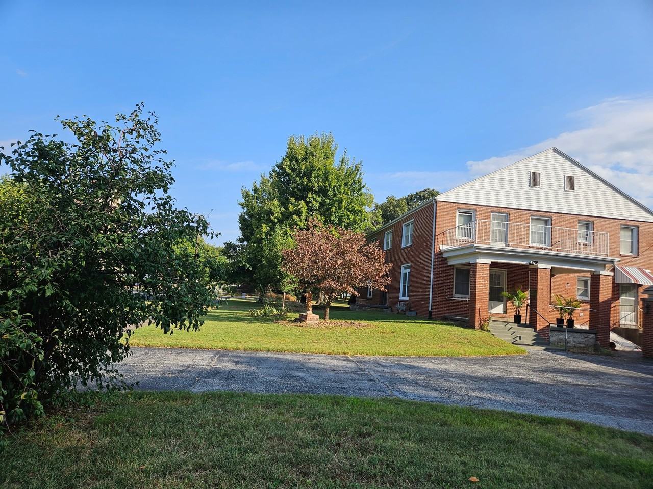 1530 N Summit Ave - Photo 3 of 18