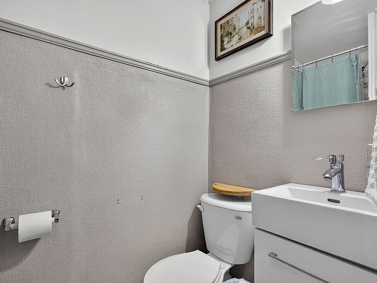 2594 Franklin St - Photo 2 of 7