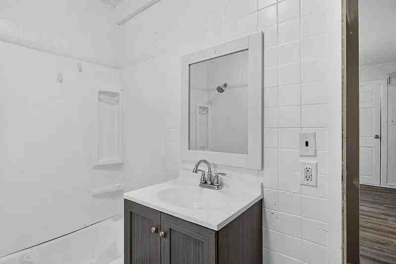 308 N State St - Photo 5 of 16