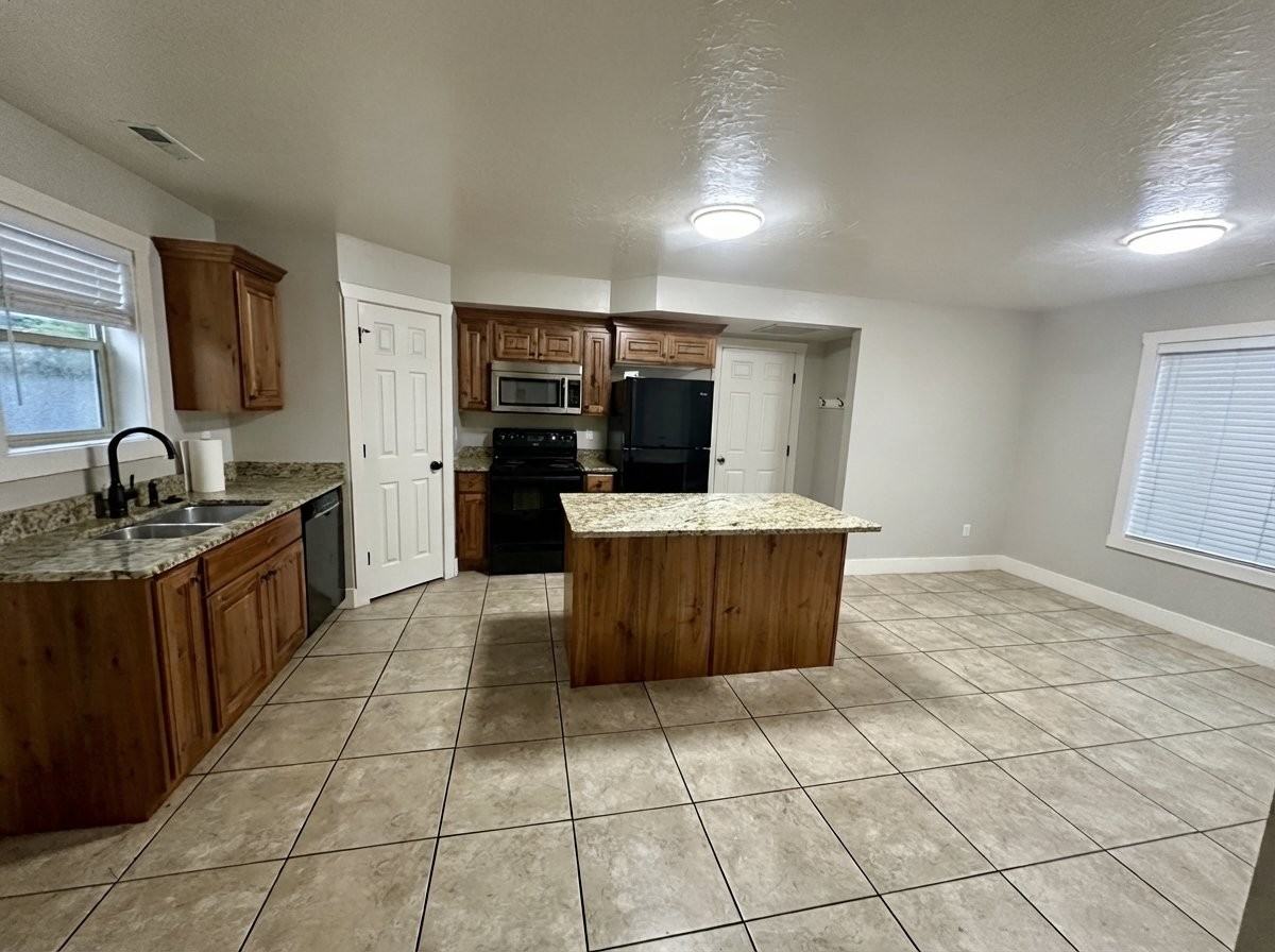 2170 Sw - Photo 3 of 14