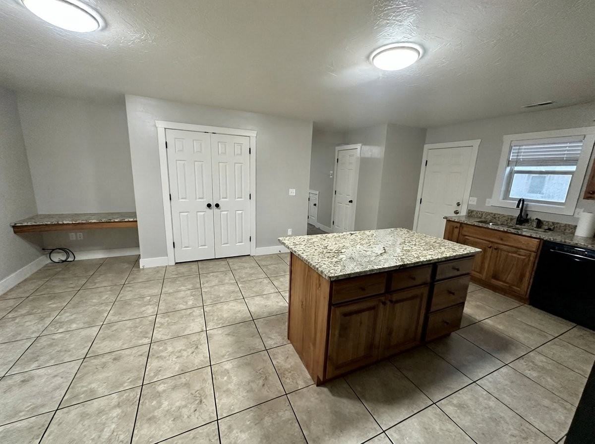 2170 Sw - Photo 4 of 14