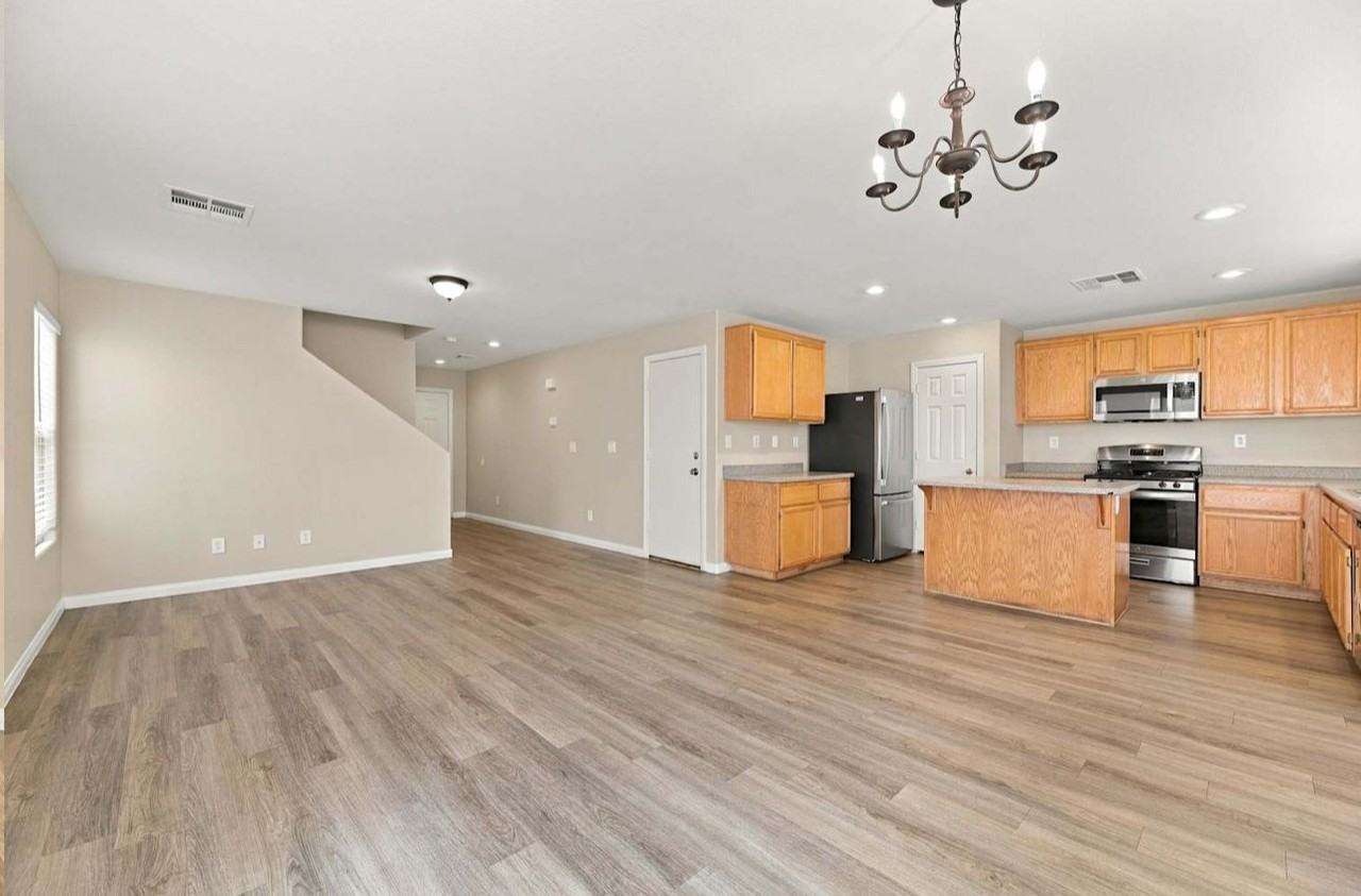 1143 Golden Apple St - Photo 2 of 11