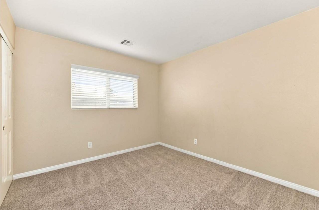 1143 Golden Apple St - Photo 5 of 11
