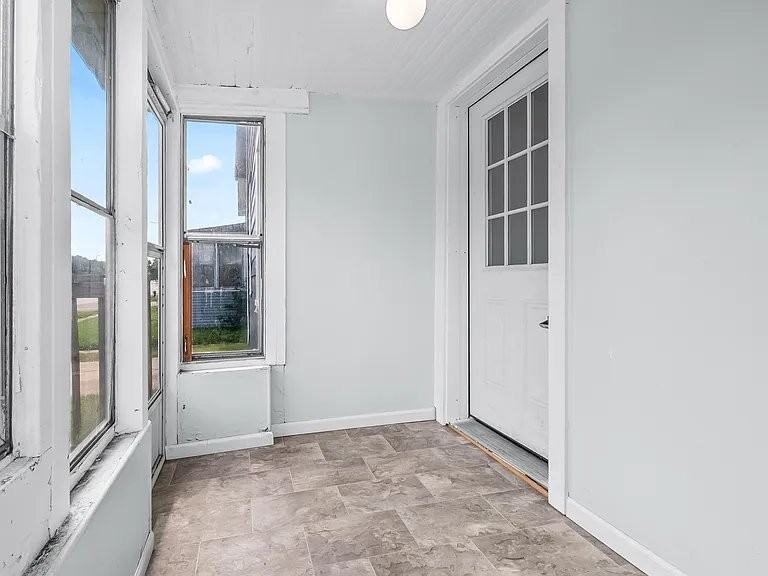 1115 S Main St - Photo 3 of 20