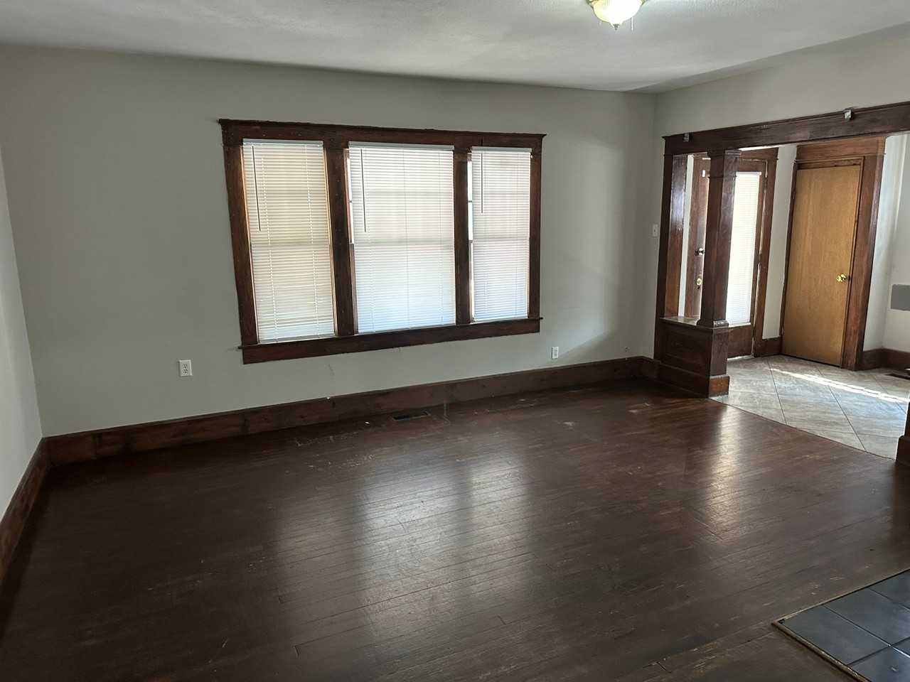 1023 Lincoln St - Photo 4 of 11