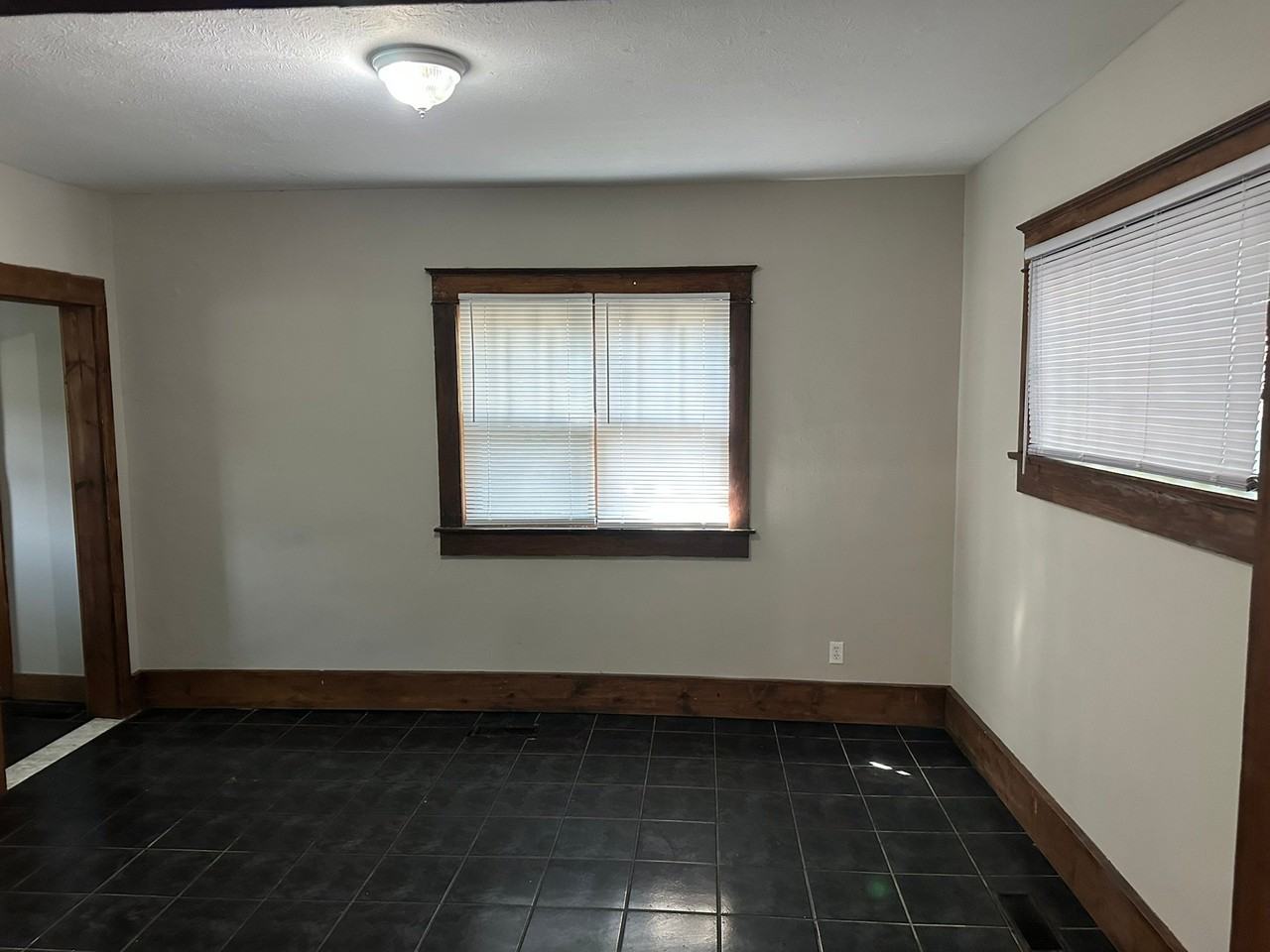 1023 Lincoln St - Photo 5 of 11