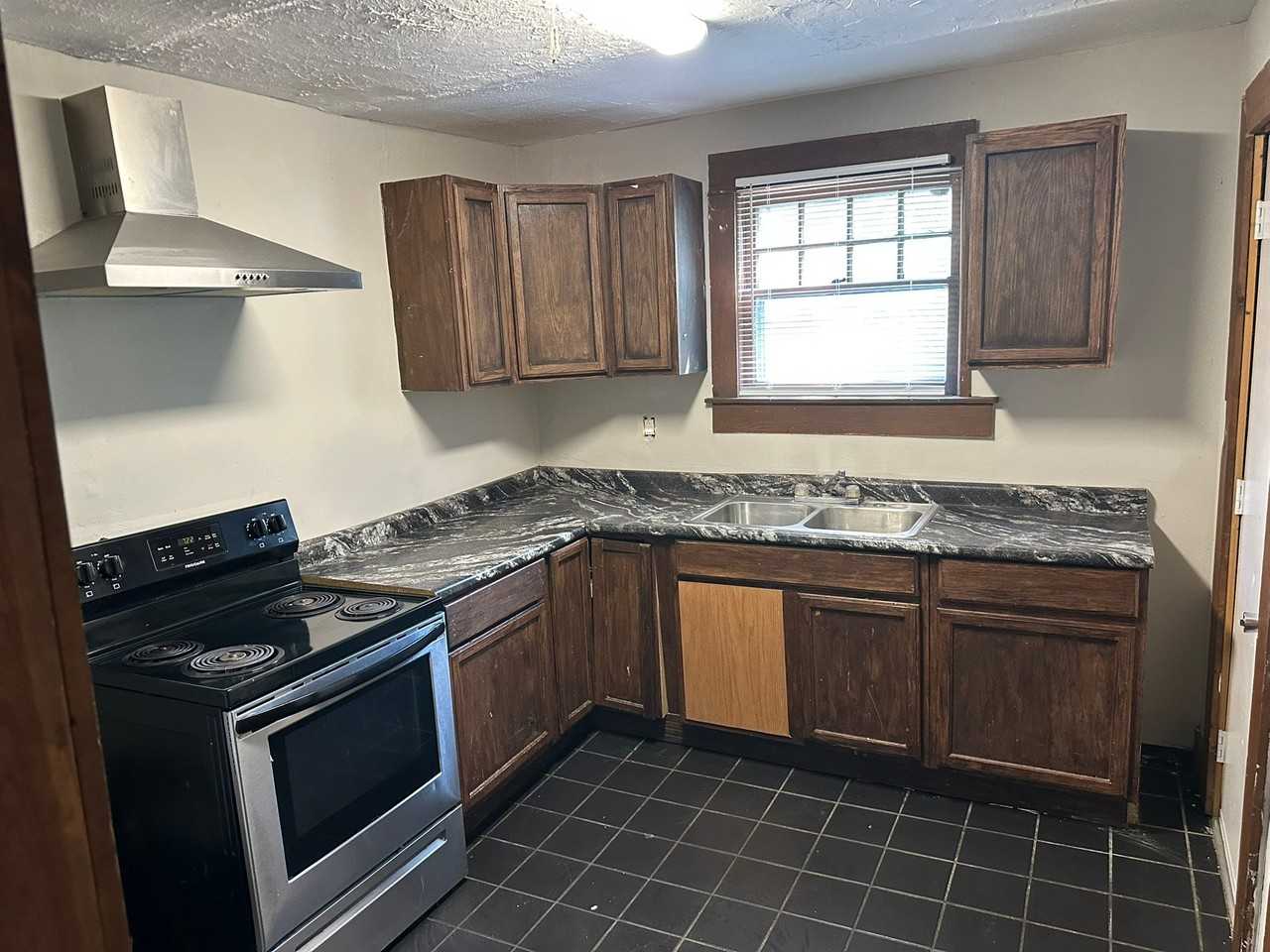 1023 Lincoln St - Photo 6 of 11
