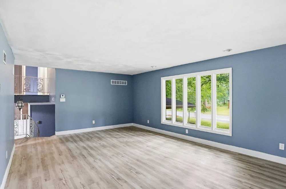 826 Yorkshire Rd - Photo 3 of 17