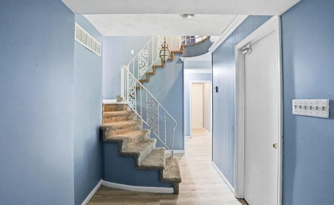 826 Yorkshire Rd - Photo 4 of 17