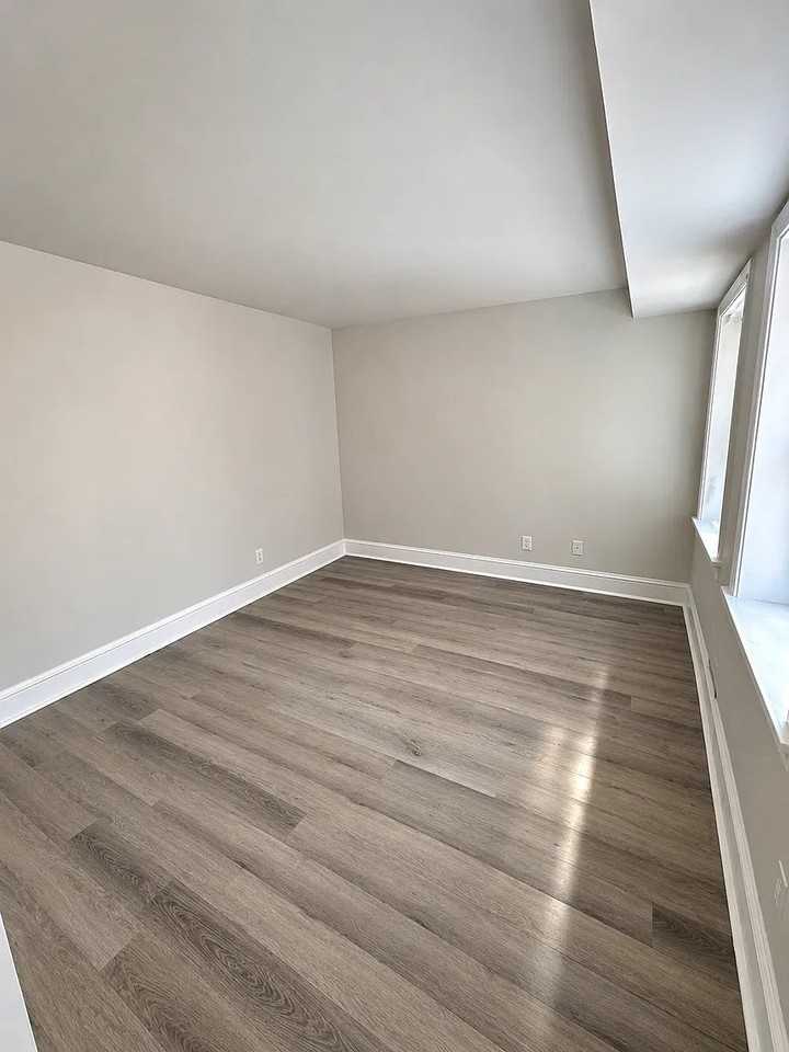 308 W 6th St #2 - Photo 5 of 9