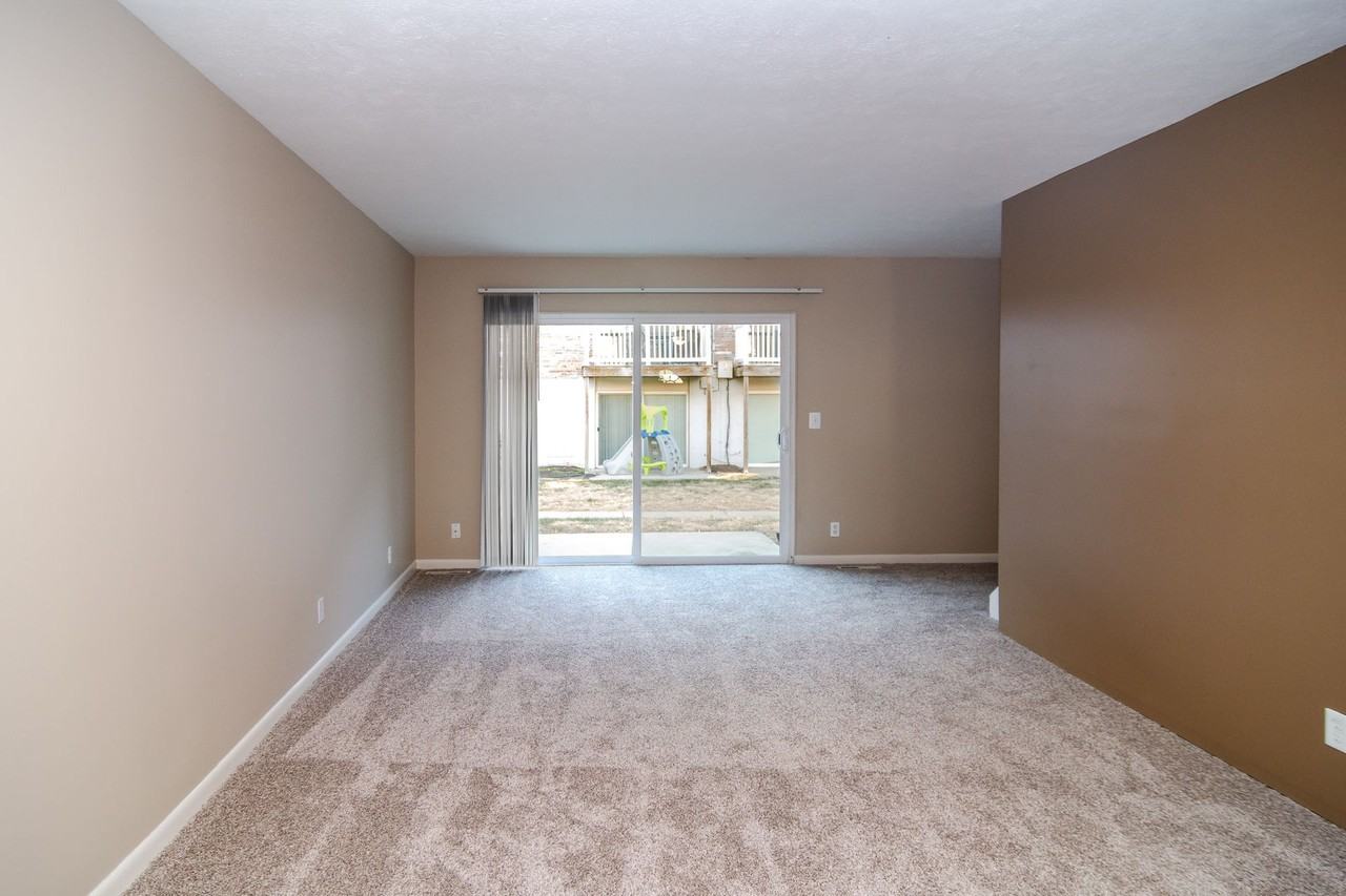 556 N 88th Plz - Photo 5 of 28