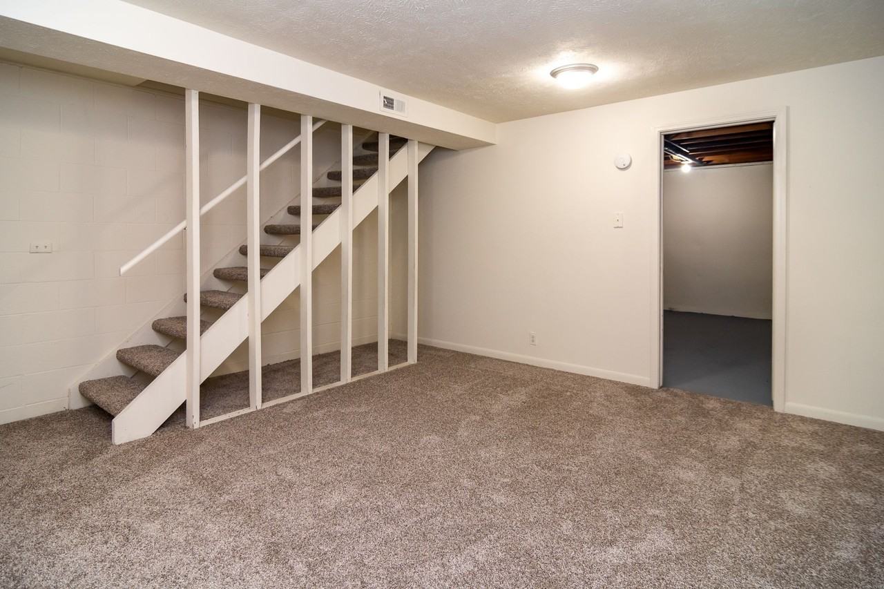 556 N 88th Plz - Photo 7 of 28