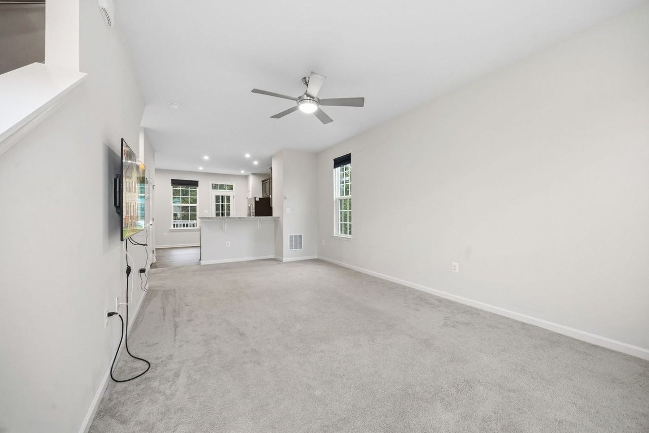 622 Streamview Dr - Photo 5 of 38