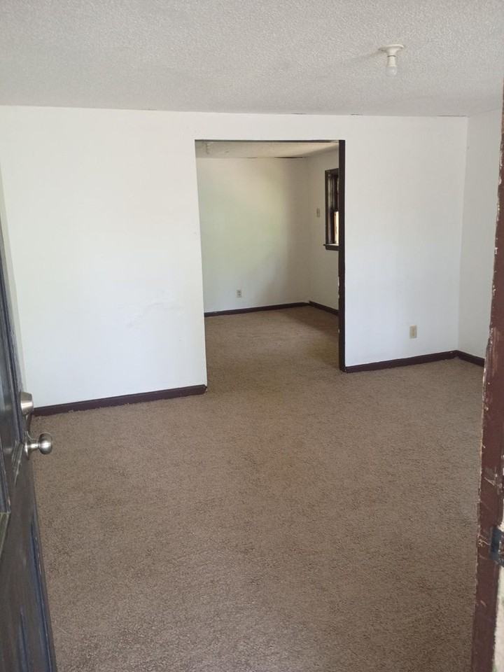 304 Wells Ave - Photo 4 of 6