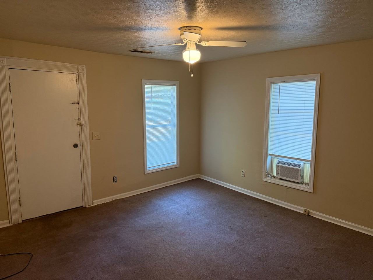 938 Samson Ave - Photo 2 of 8
