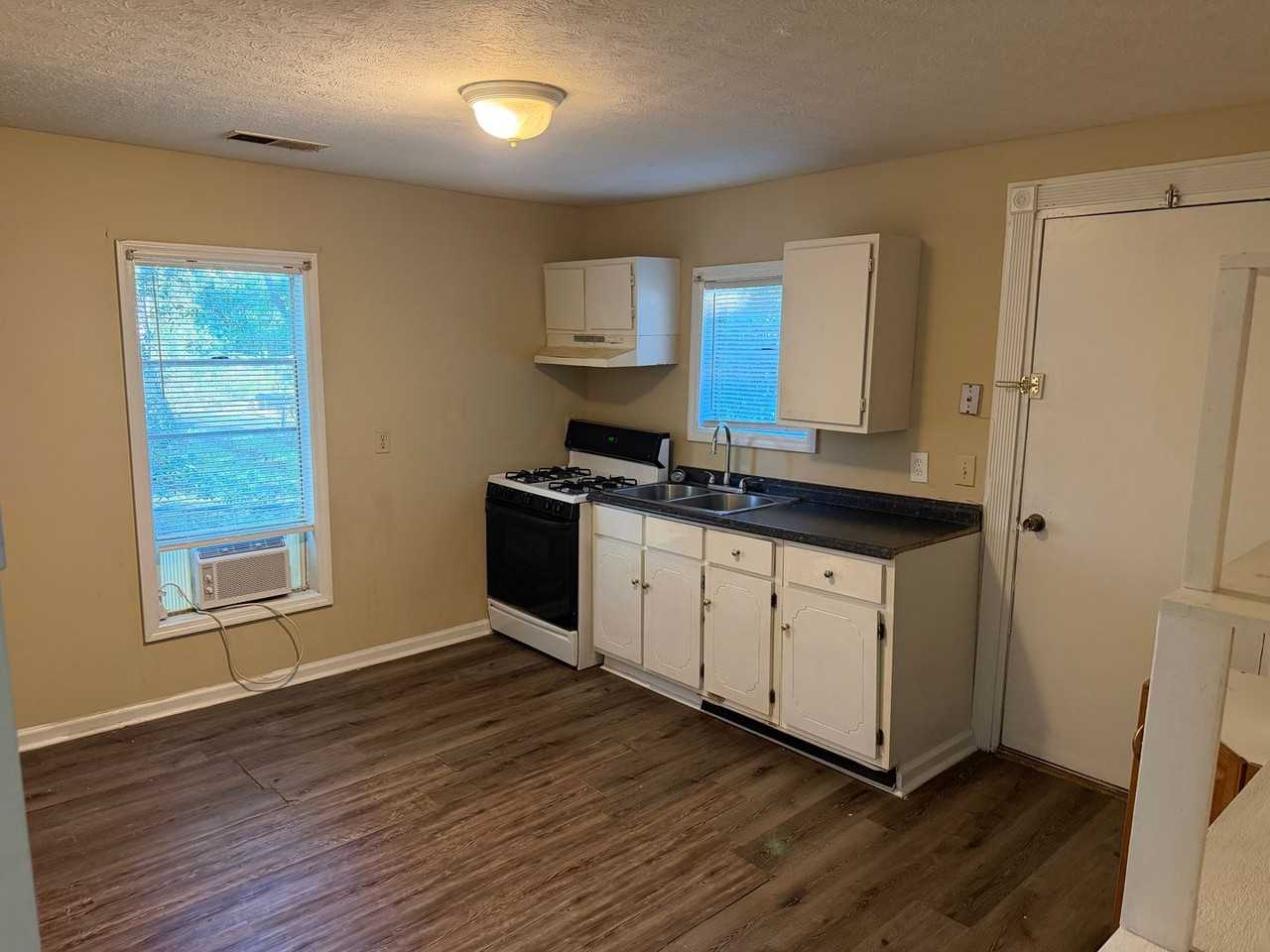 938 Samson Ave - Photo 3 of 8