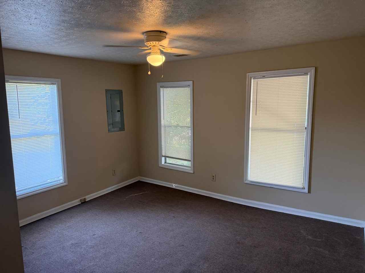 938 Samson Ave - Photo 4 of 8